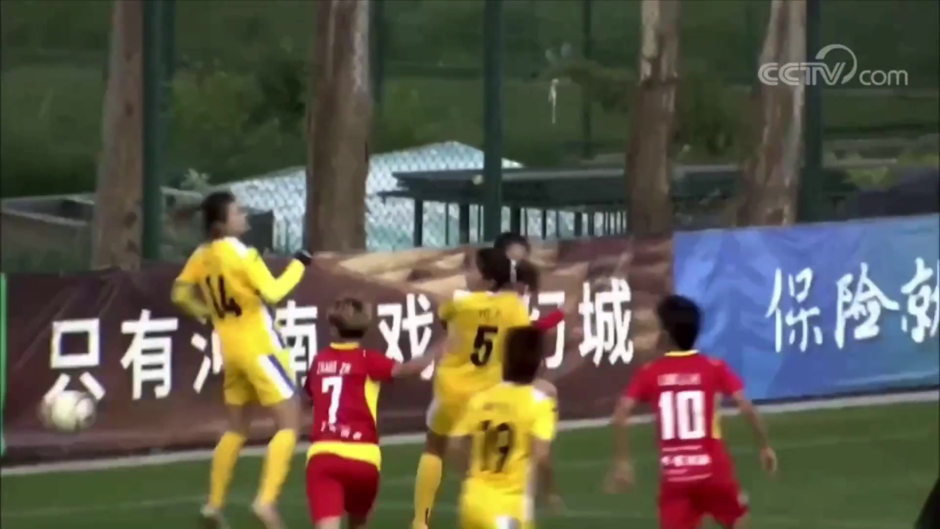 超级巨大女超联赛名场面门将未开出门球被对手反抢绝平